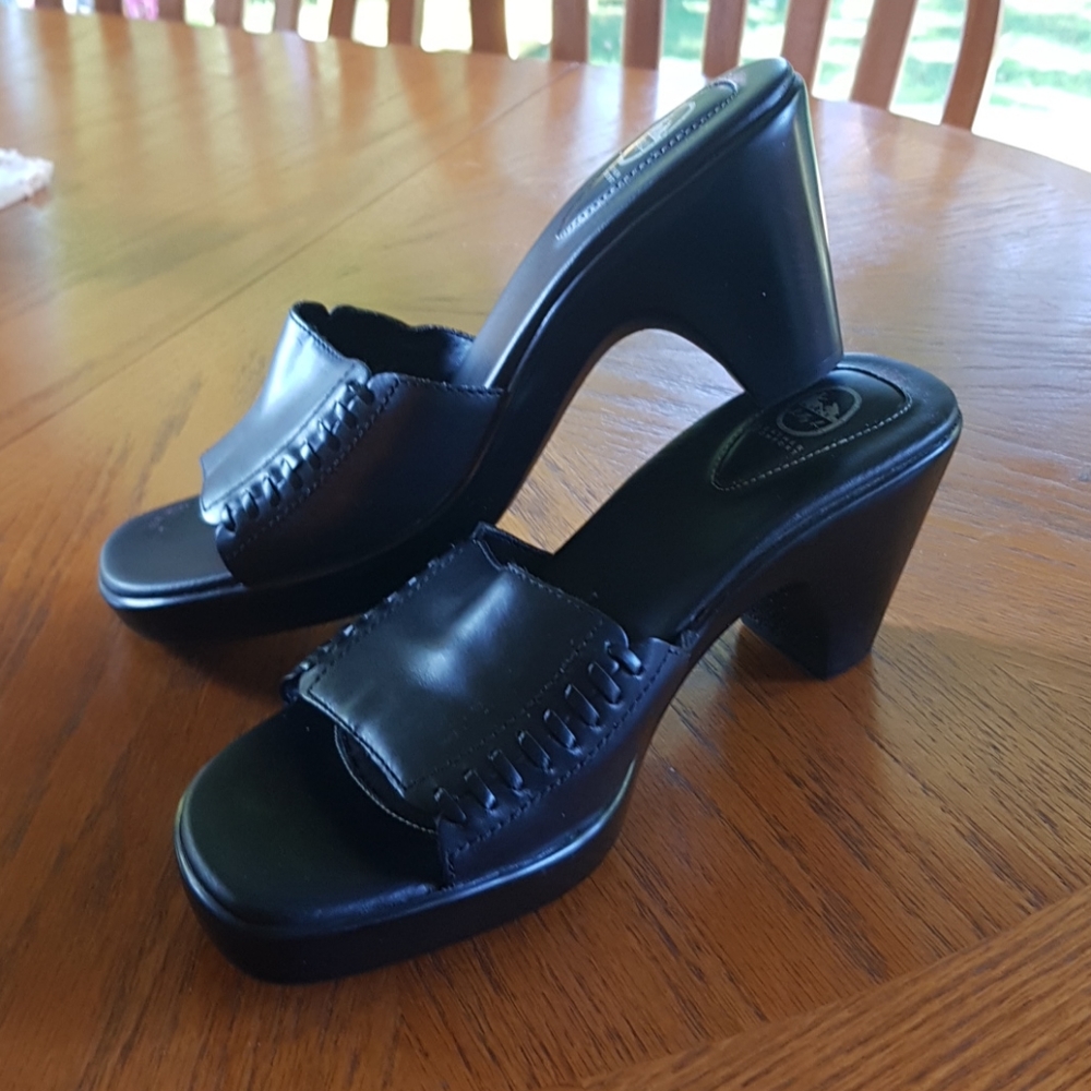 Sandals - Picture 1 of 3